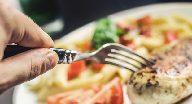 “Mangiamo in compagnia”: solidarietà a Firenze per gli anziani bisognosi