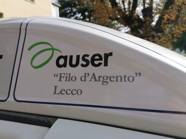 Lecco, un’auto donata all’Auser in ricordo del marito scomparso