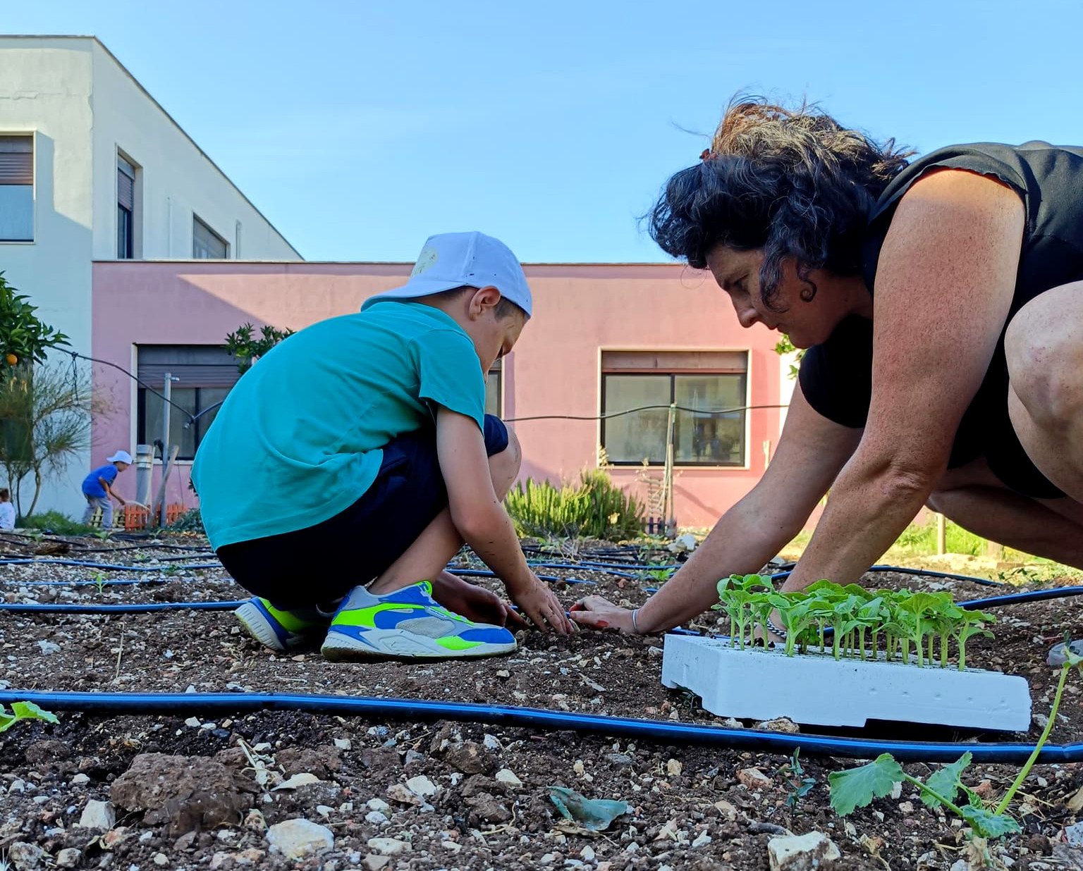 Molfetta (BA), bambini, giovani e anziani insieme per gli orti urbani: prosegue il progetto “Colto e mangiato”