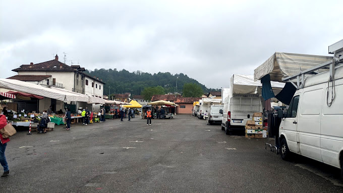 Castiglione Torinese (TO), anziani al mercato con Auser