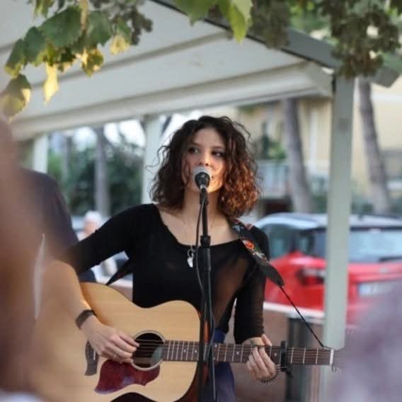 Domenica 7 dicembre a Castel Bolognese (RA) un concerto della cantautrice Isabella Del Fagio, vincitrice del premio Lauzi 2025