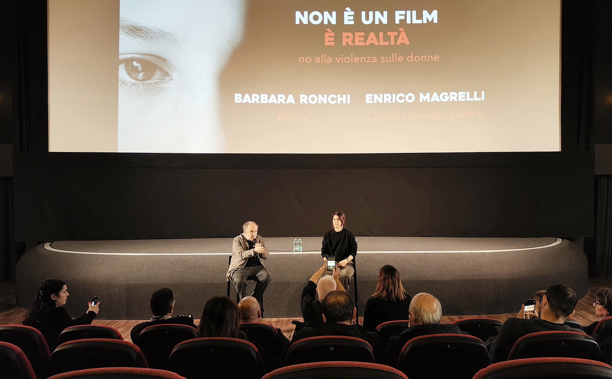 Frosinone, successo per l’iniziativa di beneficenza per aiutare i centri antiviolenza. Ha partecipato l’attrice Barbara Ronchi