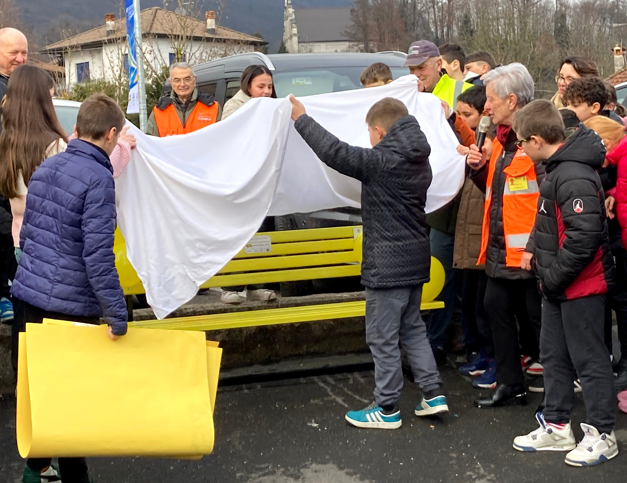 Lentiai (BL), panchine gialle contro il bullismo