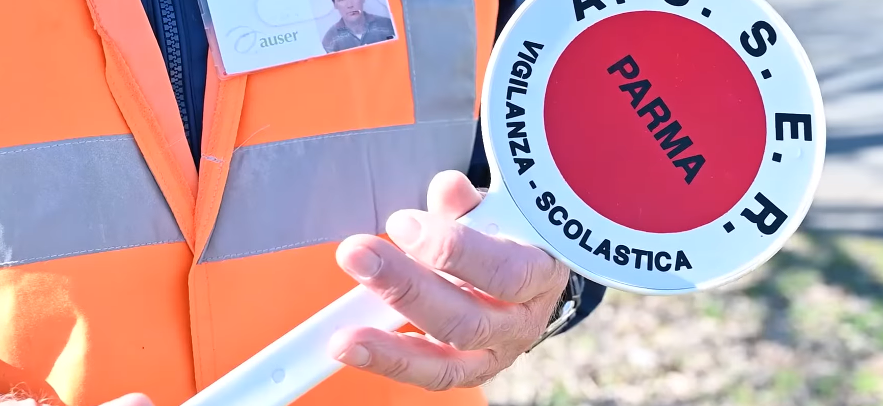 Parma, la presenza rassicurante dei volontari Auser davanti alle scuole